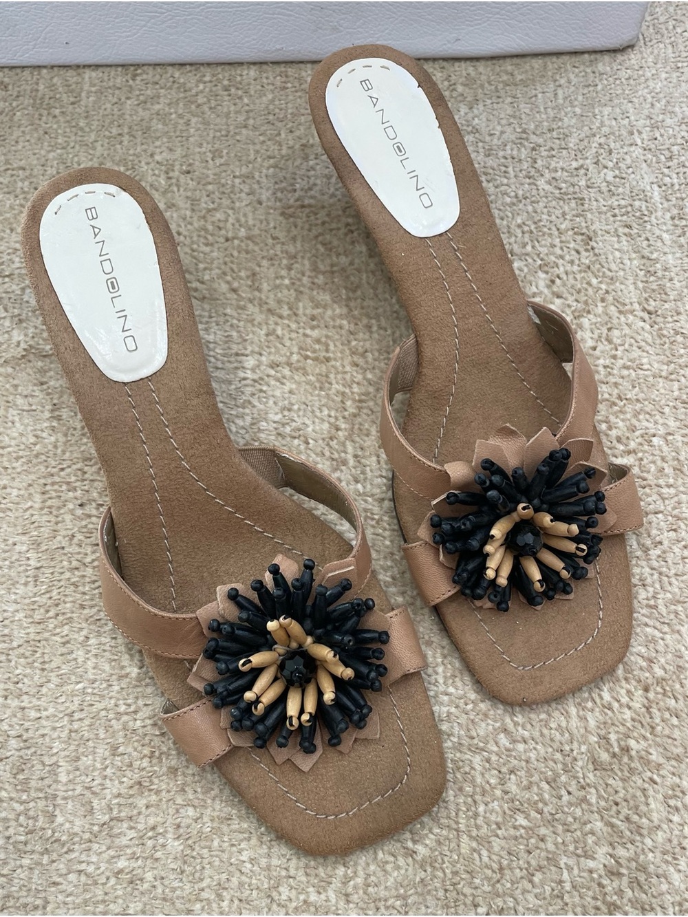 The Bandolino Beaded Black & Tan Wedge Women’s Sandals in size 8.5 are a stylish